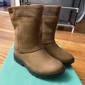 Brown Clark’s girls book size 7